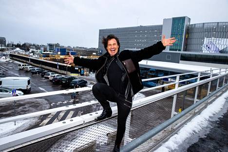 Petter Stordalen on Norjassa hotellialan rocktähti. Keskiviikkona hän piipahti Suomessa katsomassa uusimman hotellihankkeensa työmaata Vantaalla.