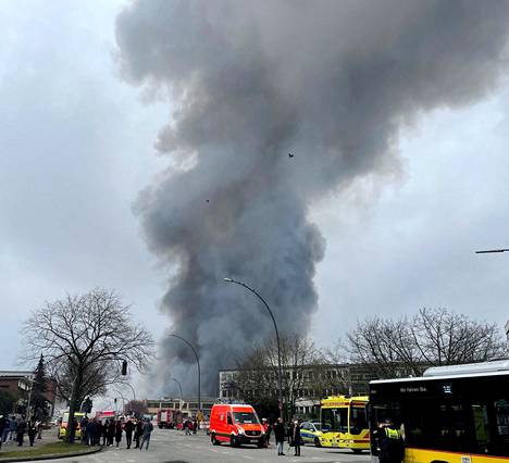 Paksu savupilvi nousi sunnuntaina Hampurin Rothenburgsortin kaupunginosassa, jossa paloi varastorakennus. Paloja on mahdollisesti useita. 