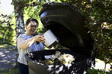 Mira Ketola tyhjentää biojätteitä kompostiinsa. Jätelain uudistuksen myötä kuntien jätehuoltoviranomaisten on jatkossa pidettävä kompostirekisteriä.