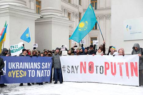 Ukrainalaiset vastustivat Venäjän sotilaallista väliintuloa Kazakstanissa heiluttaen Kazakstanin lippua ja kantaen mielenosoituskylttejä Kiovassa 9. tammikuuta.