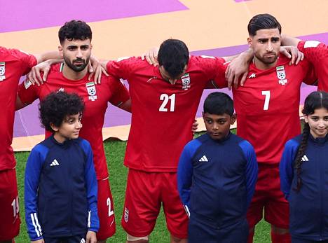 Iranin pelaajat eivät laulaneen maan kansallislaulua ennen Englanti-ottelua.