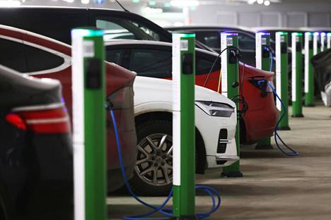 Sähköautot eivät sovi vielä kaikille kuluttajille. Yksi suurimpia kynnyksiä ostopäätökselle on hinta, jonka lisäksi monia huolettaa, miten pitkälle sähköautolla pääsee ilman latauksia.
