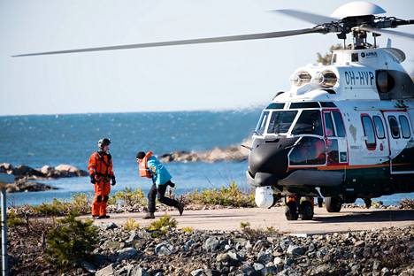 Pelastustehtävän hoiti Rajavartiolaitoksen meripelastushelikopteri Super Puma. Kuva suuronnettomuusharjoitukselta Selkämereltä vuonna 2019.