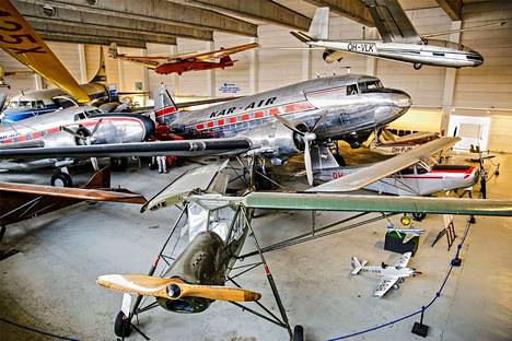 Suomen Ilmailumuseon näyttelyhalli kakkosessa on esillä vanhoja lentokoneita.