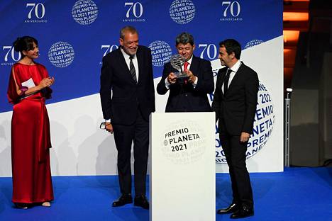 Jorge Díaz, Antonio Mercero and Augustín Martínez vastaanottivat Premio Planeta -palkinnon Carmen Mola -pseudonyymin romaanista Barcelonassa 15. lokakuuta.