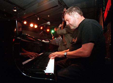 Poliitikko, kirjailija ja psykiatri Claes Andersson soitti säännöllisesti pianoa Storyvillessä. Kuva on vuodelta 1997.