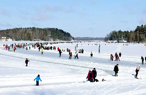 Ympäri Suomea nautitaan alkavalla viikolla enimmäkseen poutaisesta säästä. Ulkoilijoita Tuusulajärven matkaluisteluradalla sunnuntaina.