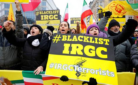 Ihmiset osoittivat mieltään Iranin hallintoa vastaan Brysselissä maanantaina.