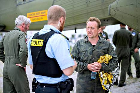 Peter Madsen puhui poliisin kanssa Dragørin satamassa Tanskassa 11. elokuuta.