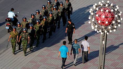 Poliisijoukkoja vartioimassa aukiota Xinjiangin maakunnan Kashgarin kaupungissa vuonna 2011.