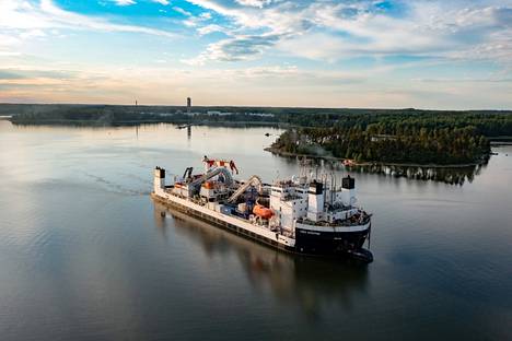 Merikaapeleita kuljettava Prysmian Groupin alus lähdössä Kirkkonummen Pikkalasta kesällä 2021. Taustalla näkyy Pikkalan tehdas.