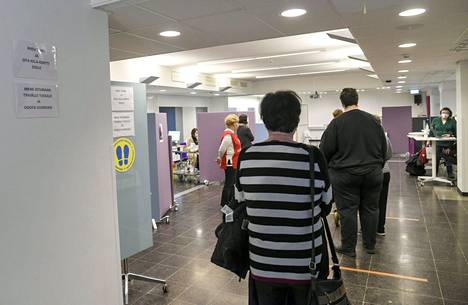 Asiakkaat odottivat pääsyä koronarokotukseen Vantaalla Sanomalassa maaliskuussa 2021.