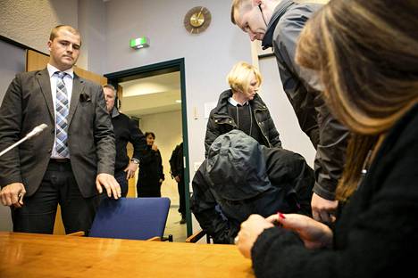 Irakilaiskaksoset pääsevät vapaiksi jo keskiviikkona. Kuvassa ensimmäistä epäiltyä tuodaan oikeussaliin joulukuussa 2015. Vasemmalla syytetyn asianajaja Kai Miesmäki.