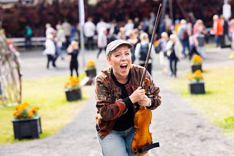 Kuvia otettaessa Aili Järvelän viulusta katkesi kieli. Se ei monipuolista muusikkoa hidastanut.