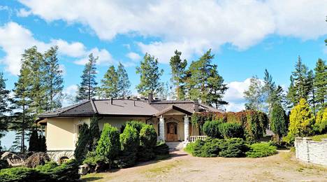 Porvoon Emäsalossa sijaitseva linnamainen talo oli pari vuotta sitten myynnissä Oikotie-palvelussa 2,5 miljoonalla eurolla. Linnaa vuokraava Suvi Qiu toimitti talosta kuvia Helsingin Sanomille.