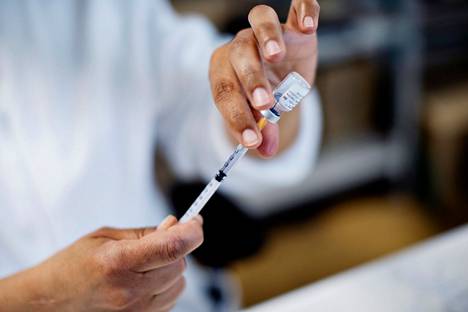 Elokuussa kahden rokotuksen saaneiden yli 12-vuotiaiden osuus on noin 54 prosenttia.