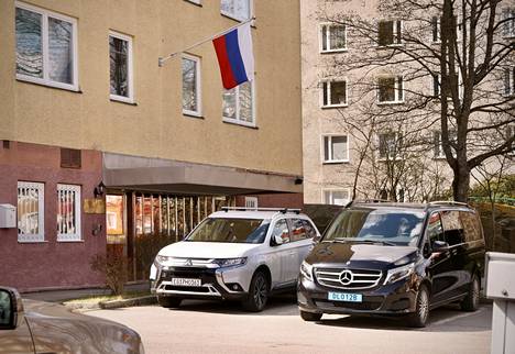 Kiistellyn ruotsalaistalon edessä on venäläiskilvin varusteltuja autoja.