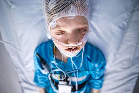 Varkautelainen Johannes Intke, 9, nukkui yön Kuopion yliopistollisen sairaalan unitutkimusyksikössä. Unen aikana häneltä mitattiin muun muassa aivosähkö käyrää, hengityksen ilma virtauksia ja hengitysliikkeitä.