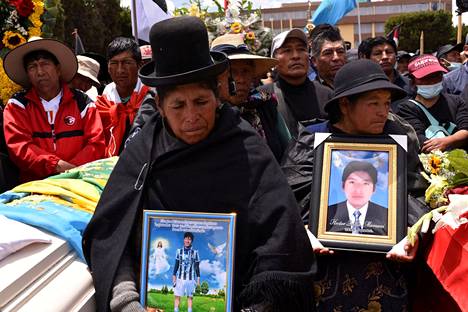 Juliacan kaupungissa tuhannet ihmiset osallistuivat keskiviikkona hautajaissaattueeseen, jossa kannettiin alkuviikosta kuolleiden mielenosoittajien arkkuja.