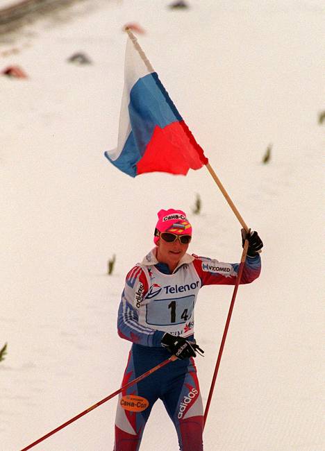 Kultamitalisti Jelena Välbe matkalla maaliin Venäjän lippu kädessään Trondheimin MM-kisoissa 1997.