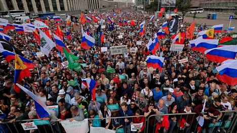 Yli 10 000 ihmistä osoitti mieltään vapaiden vaalien puolesta Moskovassa