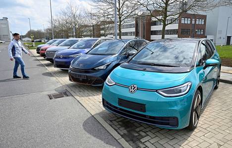 Volkswagenin sähköautomalleja pysäköitynä yhtiön tehtaan edustalla Saksan Zwickaussa 26. huhtikuuta.