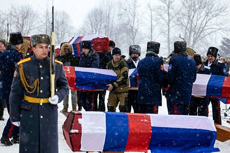 Kasakat kantoivat ranskalaisten sotilaiden arkkuja Vjazmassa.