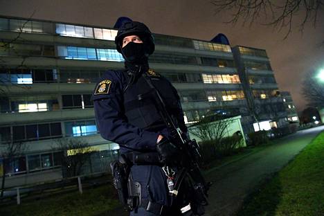 Poliisi päivysti räjähdyspaikalla Malmössä keskiviikkoiltana.