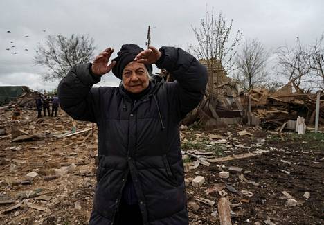 Pavlohradin asukas Liubov Vasylieva, 77, kertoo Reutersille, että hänen kotinsa tuhoutui maanantaina tapahtuneessa iskussa. Vasylievan koti on kuvassa naisen takana. 