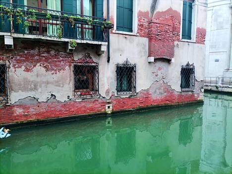 Modernisaatioyrityksistä huolimatta Venetsiassa näkee vielä pieniä viemäreitä, jotka vievät vessajätteen sisältä suoraan kanaaliin.