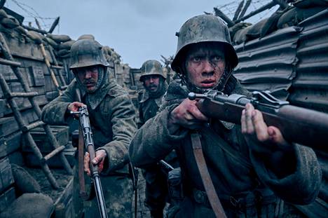 Felix Kammerer, Albrecht Schuch ja Edin Hasanovich sotilaina ensimmäiseen maailmansotaan sijoittuvassa Länsirintamalta ei mitään uutta -elokuvassa.