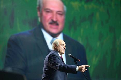Valko-Venäjää vuodesta 1994 keskeytyksettä hallinnut ja jälleen elokuussa 2020 vaalien voittajaksi julistautunut Aljaksandr Lukašenka puhui yleisölle pääkaupunki Minskissä syyskuussa 2020.