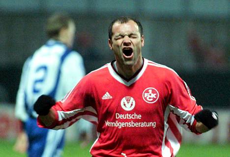 Wiganin uusi valmentaja Uwe Rösler tuuletti Kaiserslauternin paidassa tasoitettuaan pelin HJK:ta vastaan Mestarien liigassa vuonna 1998.