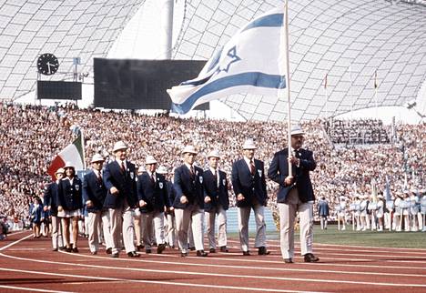 Israelin olympiajoukkue marssi Münchenin upouudelle stadionille lauantaina 26. elokuuta 1972. Tiistaina 5. syyskuuta alkoi aseellinen terroristihyökkäys, jossa joukkueen jäsenistä kuoli kaikkiaan 11. Dokumentissa haastatellaan kuvan vasemmassa laidassa näkyvää pikajuoksija Esther Roth-Shahamorovia.