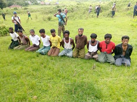 Myanmarin turvallisuusjoukot olivat asettaneet rohingya-kansaan kuuluvia polvilleen Inn Dinin kylässä Rakhinessa syyskuussa 2017.