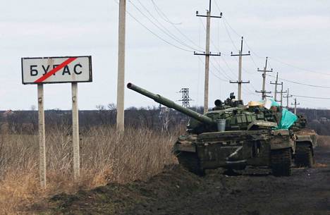 Venäläinen panssarivaunu Donetskin alueella sunnuntaina. 