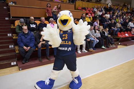 Helsinki Seagulls' seagull mascot entertained the audience in the match against Karhubasket. 