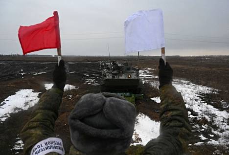 Venäläissotilas ohjasi panssaroidun ajoneuvon liikkumista lipuilla Rostovin lähistöllä Lounais-Venäjällä pidetyissä asevoimien harjoituksissa 3. helmikuuta.