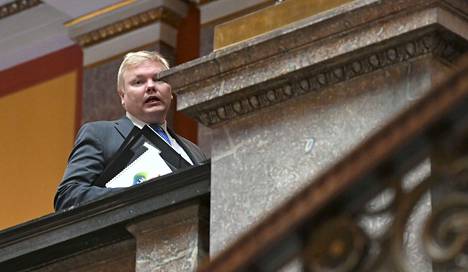 Maa- ja metsätalousministeri Antti Kurvinen (kesk) kuvattiin hänen saapuessaan hallituksen budjettineuvotteluihin viime viikolla.