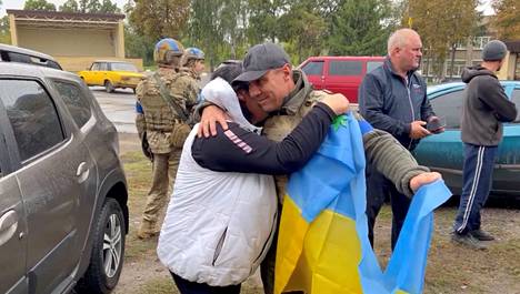 Derhatšin piiriviranomaisella Vjatšeslav Zadorenkolla oli Ukrainan lippu kädessään, kun hän halasi vapautetun Harkovan alueen asukasta sunnuntaina.