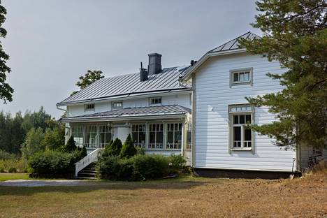 Smedsin päärakennus on nykyisin kahden perheen koti. Puolet talosta kuuluu Hurmerinnoille. Rakennus on kokenut vuosien varrella useita muodonmuutoksia. Osa talosta on rakennettu 1800-luvun alussa, edessä näkyvä lasiveranta on rakennettu vuonna 1998. 