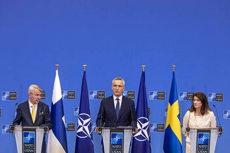Suomen ulkoministeri Pekka Haavisto, Naton pääsihteeri Jens Stoltenberg ja  Ruotsin ulkoministeri Ann Linde tiedotustilaisuudessa Suomen ja Ruotsin liittymispöytäkirjojen allekirjoituksen jälkeen Naton päämajassa Brysselissä Belgiassa 5. heinäkuuta 2022. 