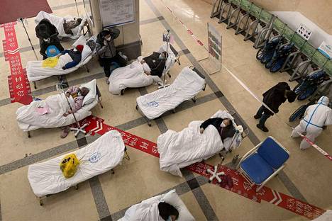 Koronapotilaita sairaalassa Chongqingin kaupungissa perjantaina.