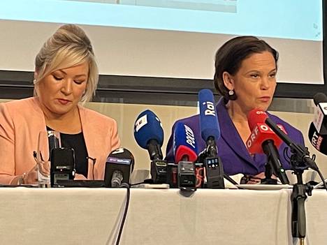 Sinn Féin -puolueen keulahahmot tapasivat kirjeenvaihtajia Lontoossa tiistaina. Oikealla Sinn Féinin johtaja Mary Lou McDonald, joka istuu Irlannin tasavallan parlamentissa. Vasemmalla Sinn Féinia Pohjois-Irlannissa johtava Michelle O’Neill.