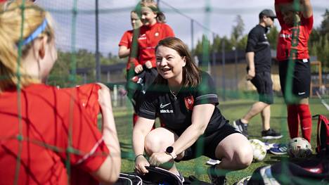 Vapaaehtoisvalmentaja Camilla Ojala aloitti valmentamisen kuusi vuotta sitten. Silloin hänellä oli kokemusta jalkapallosta vain yhden kauden verran.