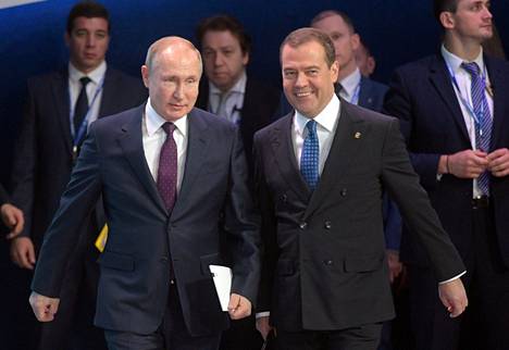 Venäjän presidentti Vladimir Putin ja silloinen pääministeri Dmitri Medvedev saapuivat Yhtenäisen Venäjän puolue­kokoukseen marraskuussa 2019.