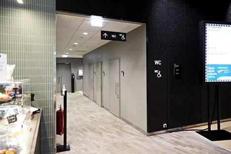 Käymälätiloja Helsingin kaupunkiympäristön toimialan rakennuksen ensimmäisessä kerroksessa. Mies löytyi kuolleena 14. joulukuuta työpaikkaruokalan wc-tilasta.