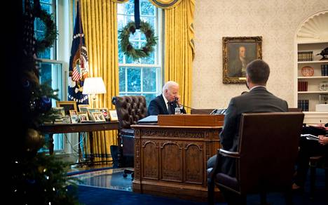 Yhdysvaltain presidentti Joe Biden keskusteli puhelimitse Ukrainan virkaveljensä Volodymyr Zelenskyin kanssa torstaina.