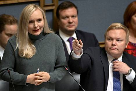 Ympäristö- ja ilmastoministeri Maria Ohisalo ja maa- ja metsätalousministeri Antti Kurvinen kyselytunnilla torstaina.