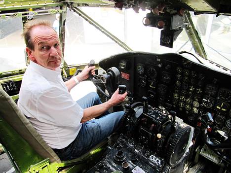 Lentäjä-tietokirjailija Jari Rinne on lentänyt yli 6000 tuntia 25 erilaisella lentokoneella tai helikopterilla. Kuvassa Rinne toisen maailmansodan aikaisen museokoneen ohjaimissa.